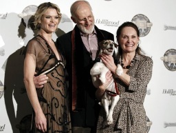 Missy Pyle, James Cromwell y Beth Grant posan con "Uggie" de The Artist